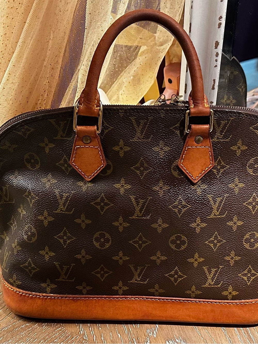Louis Vuitton Alma - Picture 4 of 11